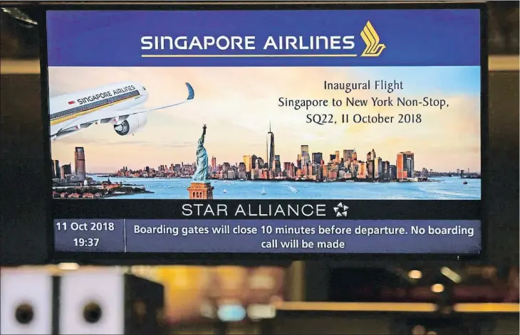  ??  ?? Pantalla en el aeropuerto de Changi, en Singapur, que anuncia el vuelo inaugural de la ruta sin escalas entre esta isla y Nueva York que tuvo lugar el pasado 11 de octubre