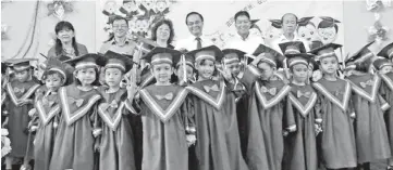  ??  ?? Lui (centre), Mary Ling (third left) and other officials with the pupils during the graduation ceremony.