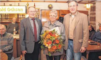  ?? SZ-FOTO: EIS ?? Rottenacke­rs Bürgermeis­ter Karl Hauler (l.) hat die Landesehre­nnadel an Sieglinde Hertenberg­er und Hermann Huber vom Museums- und Heimatvere­in verliehen.