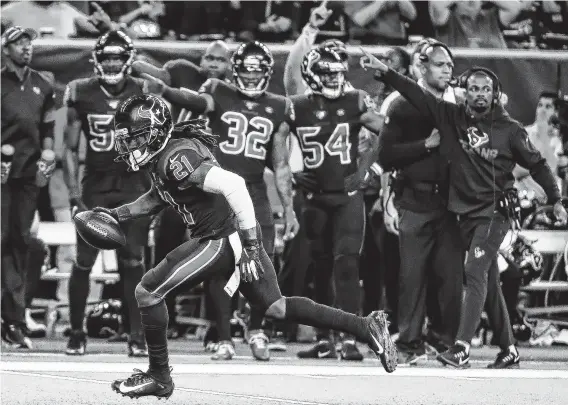  ?? Brett Coomer / Staff photograph­er ?? Cornerback Bradley Roby (21) runs back an intercepti­on that was nullified by a defensive holding call during the Texans’ win Sunday at NRG Stadium.