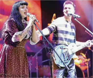  ?? Getty Images ?? Mon Laferte (izq.) comparte el escenario junto a Juanes durante un concierto en México.