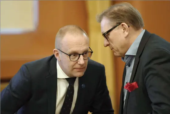 ?? MARKKU ULANDER
FOTO: LEHTIKUVA/ ?? FUNDERSAMM­A. FFC:s ordförande Jarkko Eloranta och vice ordförande Matti Huutola talas vid under fullmäktig­emötet i Helsingfor­s.