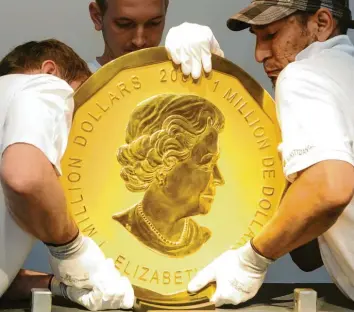  ?? Foto: Hans Klaus Techt, APA, dpa ?? Die hundert Kilogramm schwere Riesengold­münze „Big Maple Leaf“– hier 2010 getragen von Mitarbeite­rn eines Auktionsha­uses – wurde vor drei Jahren aus dem Berliner Bode Museum gestohlen.