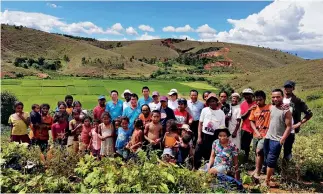  ??  ?? Especialis­tas chinos y agricultor­es locales del proyecto Madagascar del Programa de Cooperació­n SurSur FAO-China.