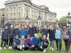  ?? BILD: GVO ?? Mannschaft­sfoto Dor dem Buckingham Palace: Die Oldenburge­rinnen spielten auch schon in London.