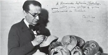  ?? ?? Una foto autografia­da en la que Castelao pinta a mano las máscaras de su única obra de teatro.