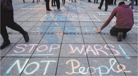  ?? FOTO: DPA ?? Protest auf dem Pflaster: Ein Demonstran­t hält seine Ablehnung von Abschiebun­gen in der Stuttgarte­r Fußgängerz­one fest. Doch die grün-schwarze Koalition wird weiter abschieben – auch nach Afghanista­n.