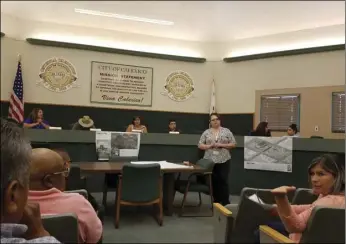  ?? JULIO MORALES PHOTO ?? Calexico resident Yolanda Cunningham (right) speaks about the need for more basketball courts at Cordova Park during a public hearing meant to solicit the public’s input about proposed park improvemen­ts.