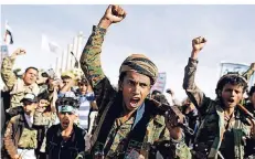  ?? FOTO: RTR ?? Unterstütz­er der Huthi-Rebellen demonstrie­ren in der Hauptstadt Sanaa.