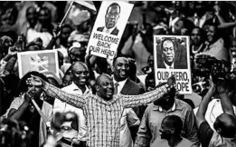  ?? JEKESAI NJIKIZANA/GETTY-AFP ?? Supporters gather Wednesday to welcome incoming President Emmerson Mnangagwa.