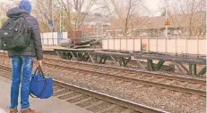  ?? FOTO: WERNER J. ?? Große Teile des Holzbahnst­eigs an der Haltestell­e Neuss-Süd sind verbrannt. Daher ist der Bahnsteig Richtung Düsseldorf gesperrt.