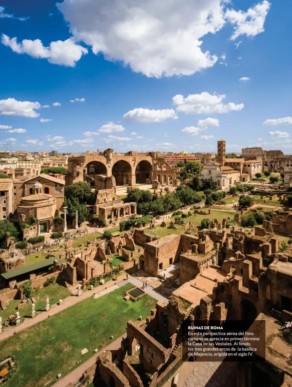  ??  ?? RUINAS DE ROMA
En esta perspectiv­a aérea del Foro romano se aprecia en primer término la Casa de las Vestales. Al fondo, los tres grandes arcos de la basílica de Majencio, erigida en el siglo IV.