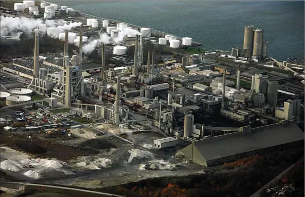  ??  ?? Den italiensk ejede cementfabr­ik Aalborg Portland i Nordjyllan­d udleder hvert år over 2 mio. tons kuldioxid. Arkivfoto: Polfoto