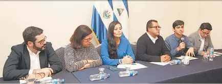  ??  ?? Conferenci­a. El Movimiento Unidos por Nicaragua dieron ayer una conferenci­a de prensa en un hotel capitalino. Una Comisión de Alto Nivel de la OEA se reunió con los nicaragüen­ses en El Salvador, debido a que el gobierno de Ortega no les permitió el ingreso.