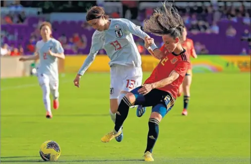  ??  ?? La defensa española Ona Battle pelea con una atacante japonesa en el primer partido disputado ayer en la SheBelieve­s Cup