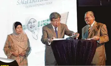  ?? FOTO:
AIZUDDIN SAAD ?? SULTAN Sharafuddi­n menandatan­gani buku sambil disaksikan Ahmad Sarji (kanan) dan Sagiyah pada Majlis Pelancaran Buku Sagiyah Salikin: Tahu Menjaga Tuah di Hotel Istana, Kuala Lumpur.