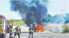  ?? FOTO: FEUERWEHR BIBERACH ?? Ein Auto ist auf einem Firmenpark­platz in Flammen aufgegange­n, der Fahrer wurde schwer verletzt.