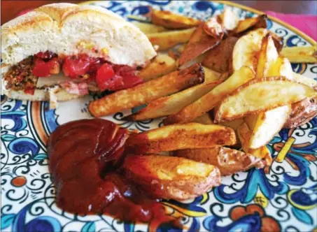  ?? PHOTO BY EMILY RYAN ?? Oven fries accompany a veggie burger.