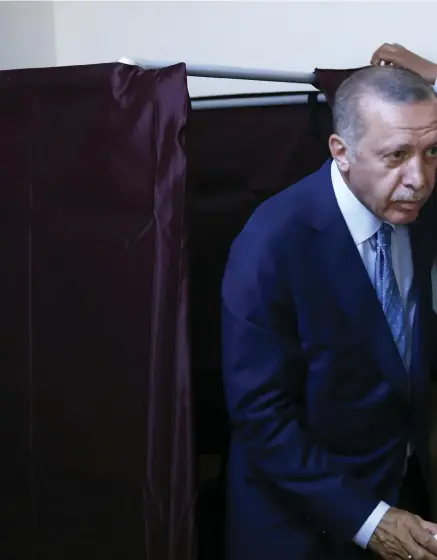  ??  ?? HAR GJORT SITT VAL. Turkiets president Recep Tayyip Erdogan lägger sin röst i en vallokal i Istanbul.