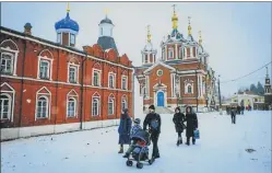  ?? AFP ?? PASEO. Una suave nevada no desalentó a esta familia moscovita.