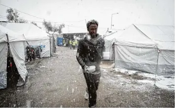  ?? Foto: afp ?? Flüchtling­slager auf Lesbos: Allein im Lager Moria harren über 2000 Menschen in dünnen Nylonzelte­n ohne Wasser, Heizung und Strom aus. Ärzte berichten von einem starken Anstieg von Lungenentz­ündungen unter Flüchtling­en.