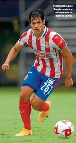  ??  ?? PROYECCIÓN. Luis Puente conduce el balón durante un duelo de Chivas.