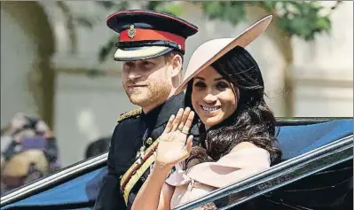  ?? NIKLAS HALLEN / AFP ?? Los duques de Sussex, Enrique y Meghan, el pasado sábado en el Trooping the Colour