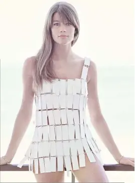  ??  ?? « Françoise Hardy dans une robe vraiment emblématiq­ue de Paco Rabanne. Je ne sais plus si c’était à Nice ou à Cannes. Mais elle est vraiment d’une beauté incroyable. »