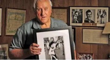  ??  ?? FAMOUS KISS: Mendonsa in 2012 with the 1945 Alfred Eisenstaed­t photograph.