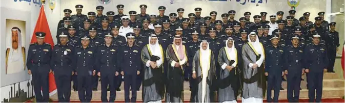  ??  ?? KUWAIT: His Highness the Amir Sheikh Sabah Al-Ahmad Al-Jaber Al-Sabah and other top state officials pose for a group photo with Kuwait Fire Service Directorat­e (KFSD) staff. — Amiri Diwan photos