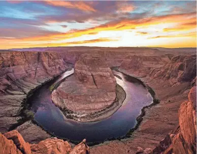  ?? MICHAEL CHOW/THE REPUBLIC ?? Above, the sun sets over the Colorado River at Horseshoe Bend in the Glen Canyon National Recreation­al Area near Page.