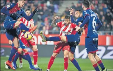  ??  ?? SIN OPCIÓN. Portu trata de ganar un balón durante el encuentro ante el Huesca en Montilivi.