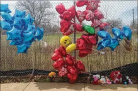  ?? MIKE HOUSEHOLDE­R / AP ?? A makeshift memorial sits along a fence near where Robert Godwin Sr. was shot dead in Cleveland on Sunday afternoon while collecting aluminum cans. Police said Steve Stephens killed Godwin and posted a video of it on Facebook.