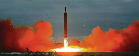  ?? Foto: Profimedia.cz ?? Severokore­jský test Severní Korea loni otestovala rekordní množství raket. Na snímku start balistické rakety Hwasong-12.