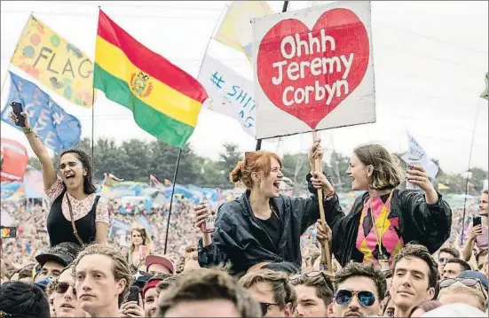  ?? MATT CARDY / GETTY ?? Milers de joves escolten amb atenció i victoregen el líder laborista Jeremy Corbyn en un dels escenaris del festival rock de Glastonbur­y