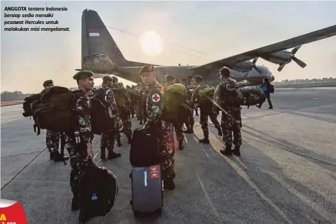  ??  ?? ANGGOTA tentera Indonesia bersiap sedia menaiki pesawat Hercules untuk melakukan misi menyelamat.