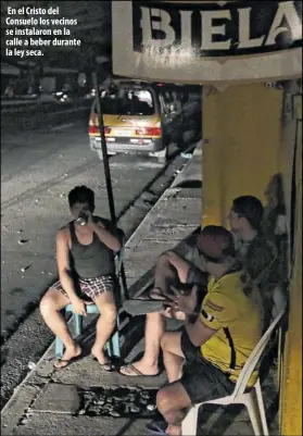  ?? Fotos: Alex Lima / EXTRA ?? En el Cristo del Consuelo los vecinos se instalaron en la calle a beber durante la ley seca.