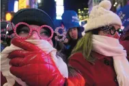  ?? TINA FINEBERG/ASSOCIATED PRESS ?? Brutal weather is forecast for northeast U.S. around New Year’s Eve, but people are expected to start gathering in Times Square up to nine hours before the ball drop.