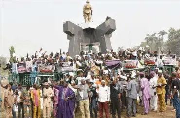  ?? Photo: NAN ?? Cross-section of various Yoruba socio-cultural groups during a pro-Amotekun solidarity rally in Ibadan yesterday