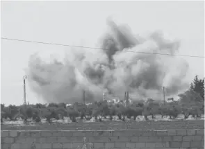  ??  ?? Panache de fumée après un bombardeme­nt près du village d’al-muntar dans le sud de la province d’idleb, dernier bastion rebelle en Syrie, avant-hier.