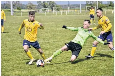  ?? VDJ ?? Champagnol­e (en vert) a peiné pour venir à bout de Mont-sous-Vaudrey (0-2).