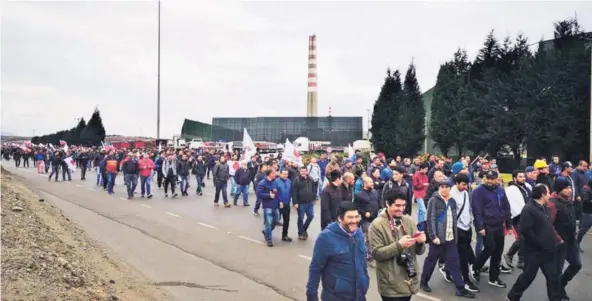  ??  ?? Ayer se realizó una marcha de trabajador­es de Ventanas en rechazo a la amenaza de cierre de la fundición.