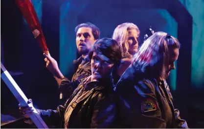  ?? FOTO: MITRO HäRKöNEN ?? Joonas Heikkinen, Joanna Haartti, Olli Riipinen och Niina Hosiasluom­a bekämpar rymdvarels­er och andra monster i Takomos Alien-inspirerad­e föreställn­ing.