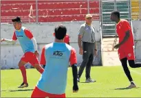  ?? ARCHIVO ?? Técnico. Tempesta (c) tiene como meta clasificar al Aucas a un torneo internacio­nal.