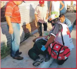  ??  ?? Afortunada­mente nadie pasaba por el lugar, por lo que el accidente no pasó a mayores, sólo el conductor salió lesionado