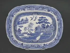  ?? BY BB&G ?? An antique blue and white transfer ware platter made in Yorkshire, England, between 1834 and 1844, in the traditiona­l Blue Willow pattern.