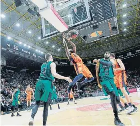  ?? FOTO: EFE ?? Mate de Will Thomas ante Gielo y Jordan. El Valencia jugó a placer ante la Penya