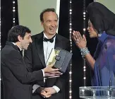  ??  ?? Con Benigni Marcello Fonte a Cannes premiato come miglior attore da Benigni e dalla giurata Khadja Nin