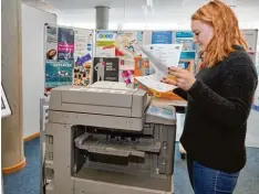  ?? Foto: Peter Fastl ?? Manchmal kommen Studenten um die Benutzung des Kopierers nicht herum, so wie BWL Studentin Isabel Reichlmeie­r an der Universitä­t. Die Nutzung digitaler Angebo te ist inzwischen aber deutlich beliebter.