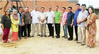  ??  ?? RAIME dan David (tengah) bersama ahli jemaah pengarah di hadapan pembinaan bangunan PPK Tenom.